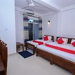 Oyo 438 Sarala Residence Hotel
