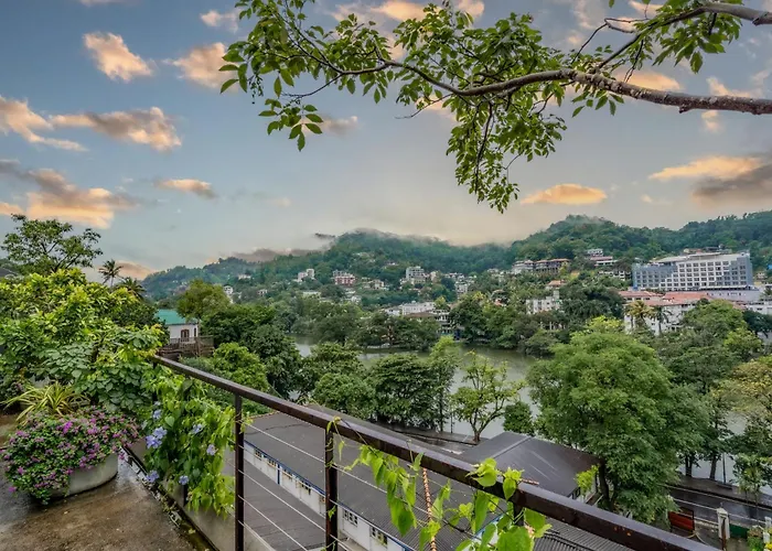 Lake Avenue Hotel Kandy