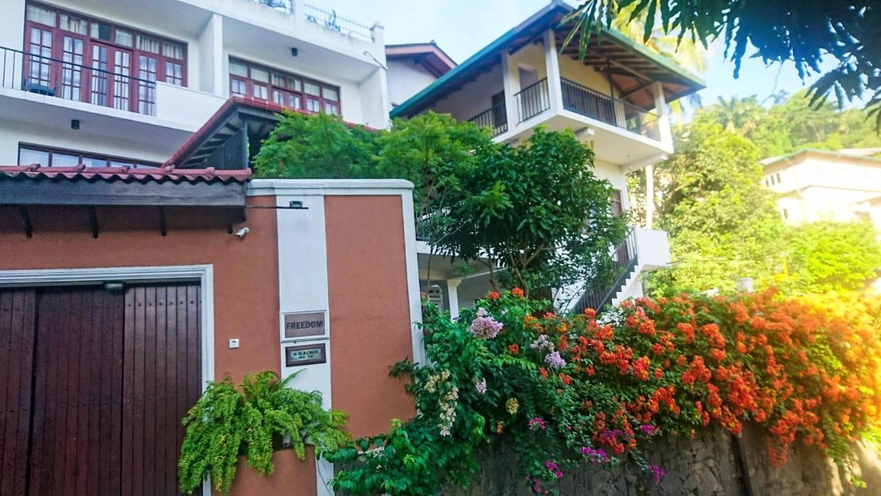 Homestay Freedom Lodge, *