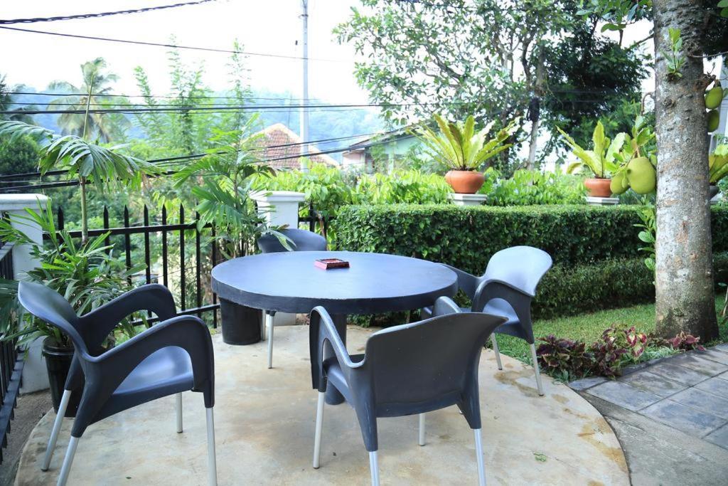 Freedom Lodge, * Kandy