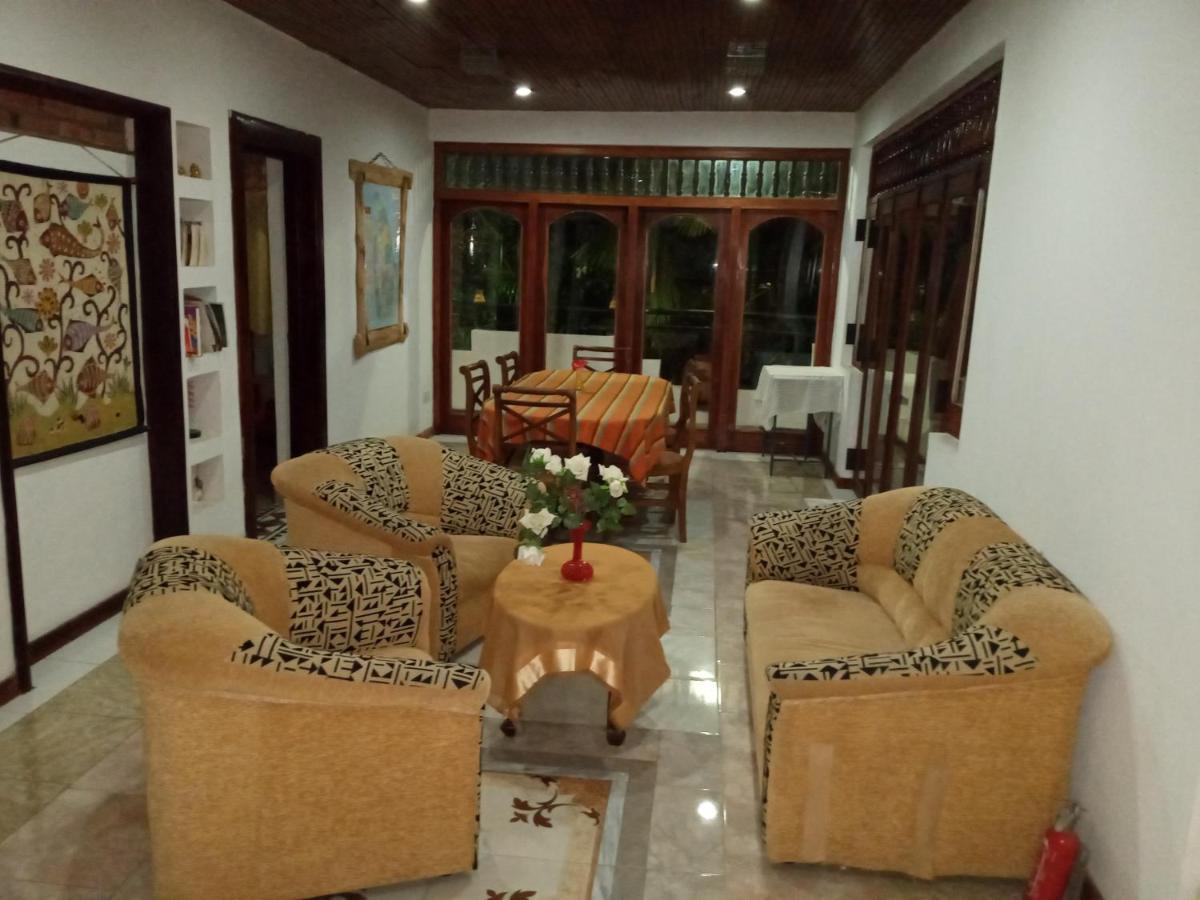 Ivy Banks Hotel *
