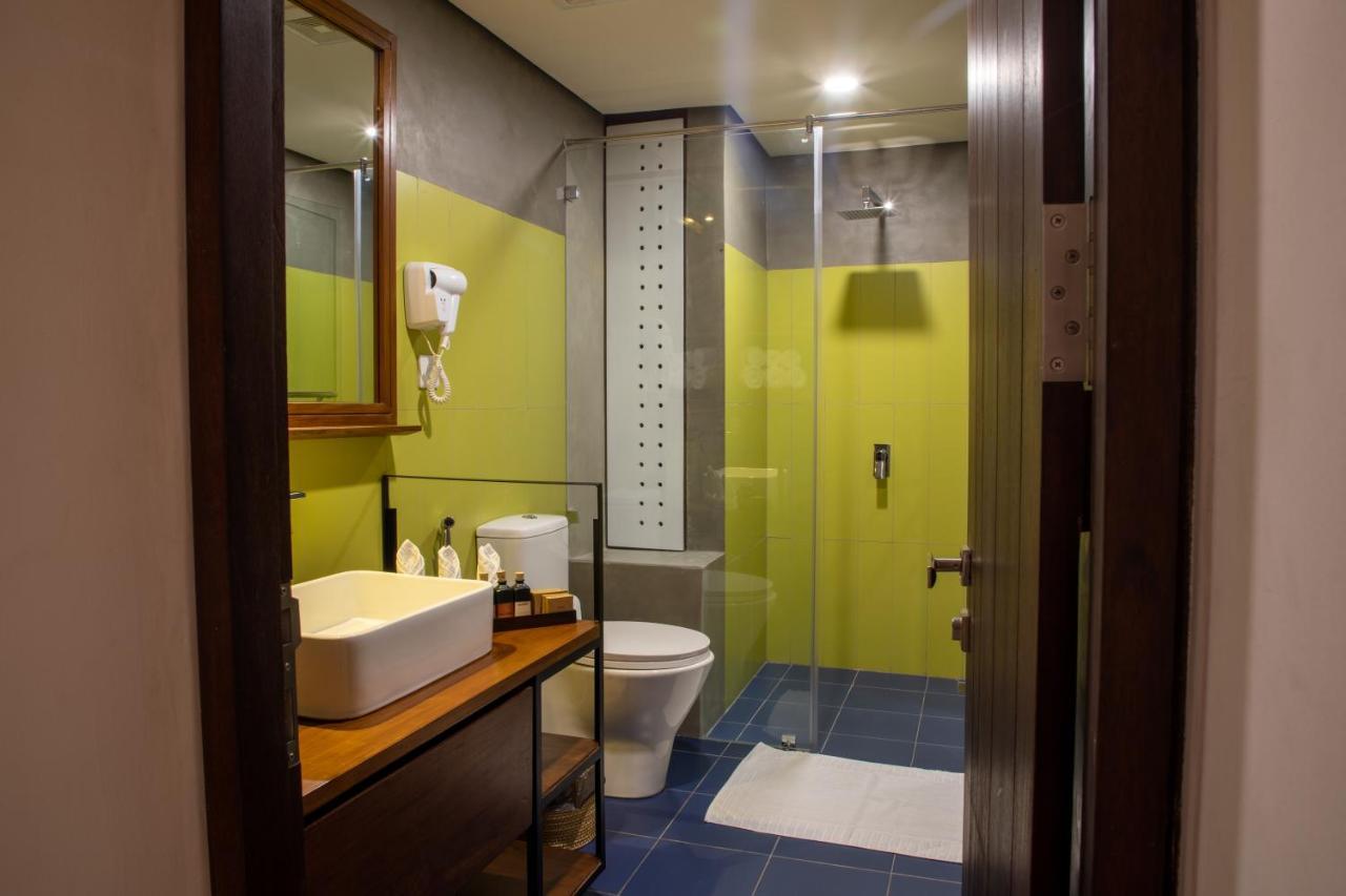 Avenue Hotel *