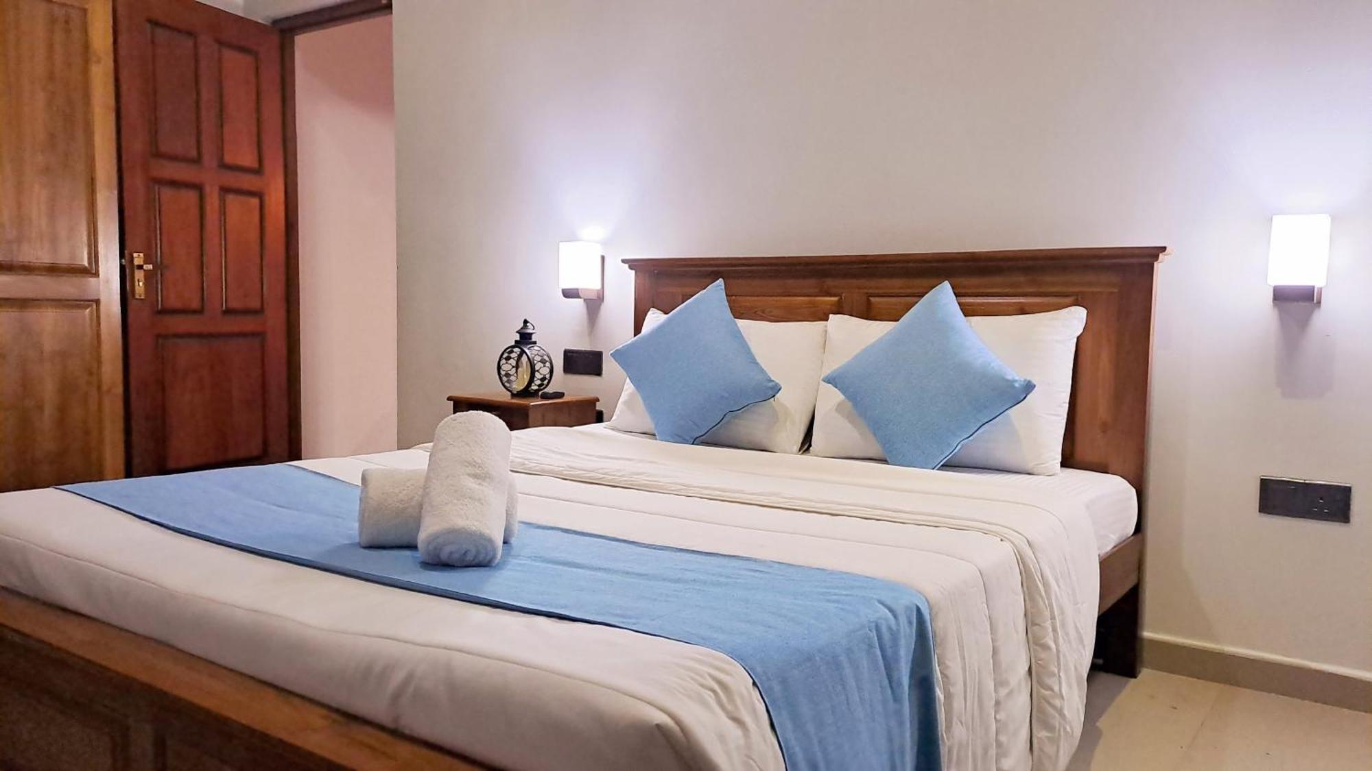 Golden Shower Hotel Kandy