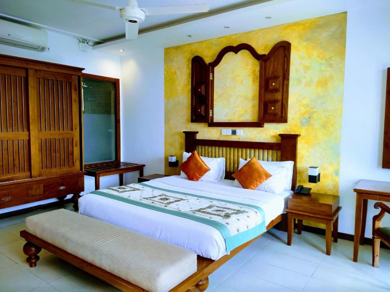 Randholee & 3* Kandy