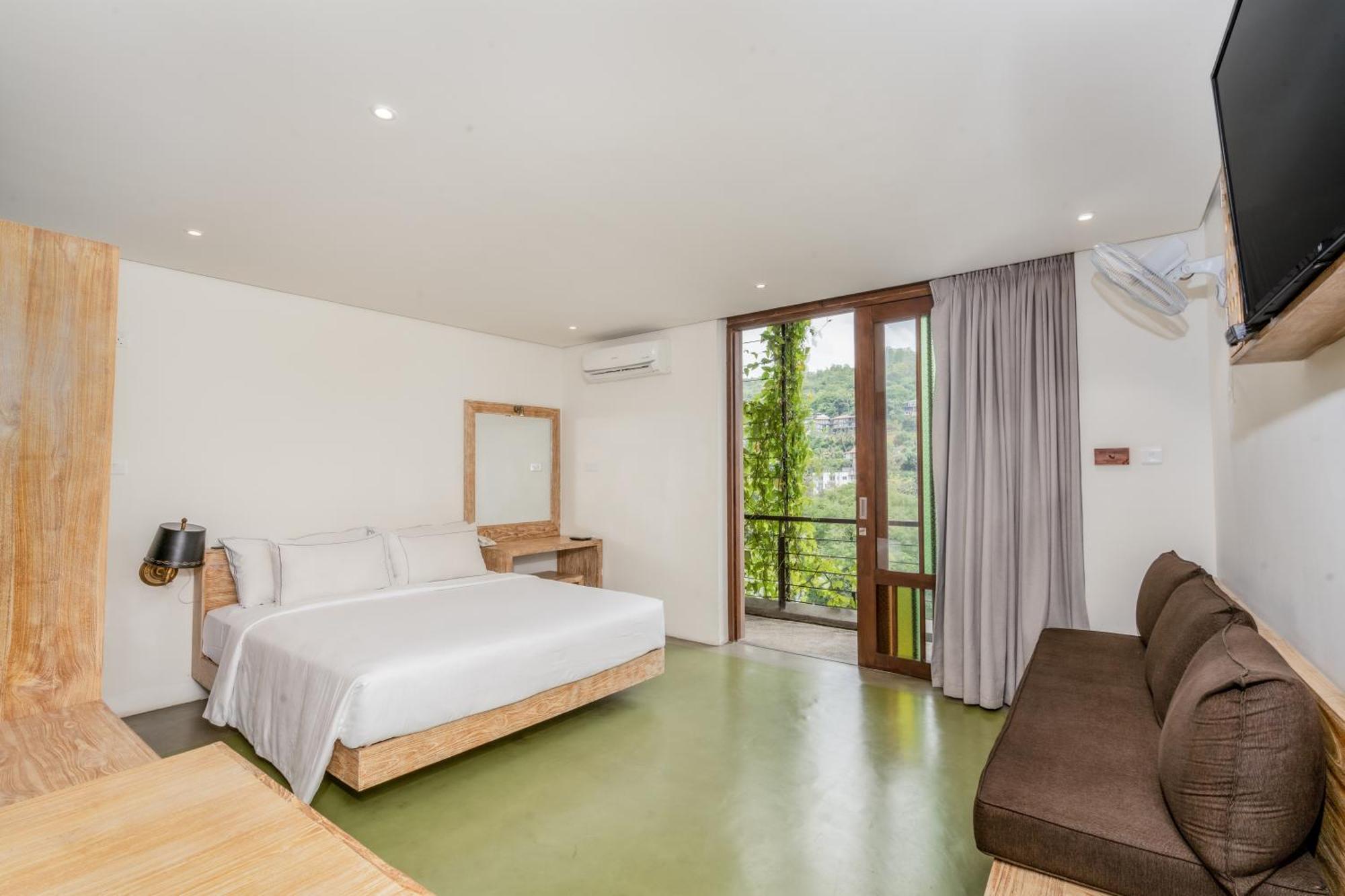 Avenue Hotel *