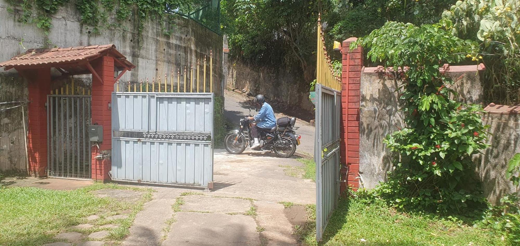 No 06 Veediya Bandara Lane Bahirawakanda *