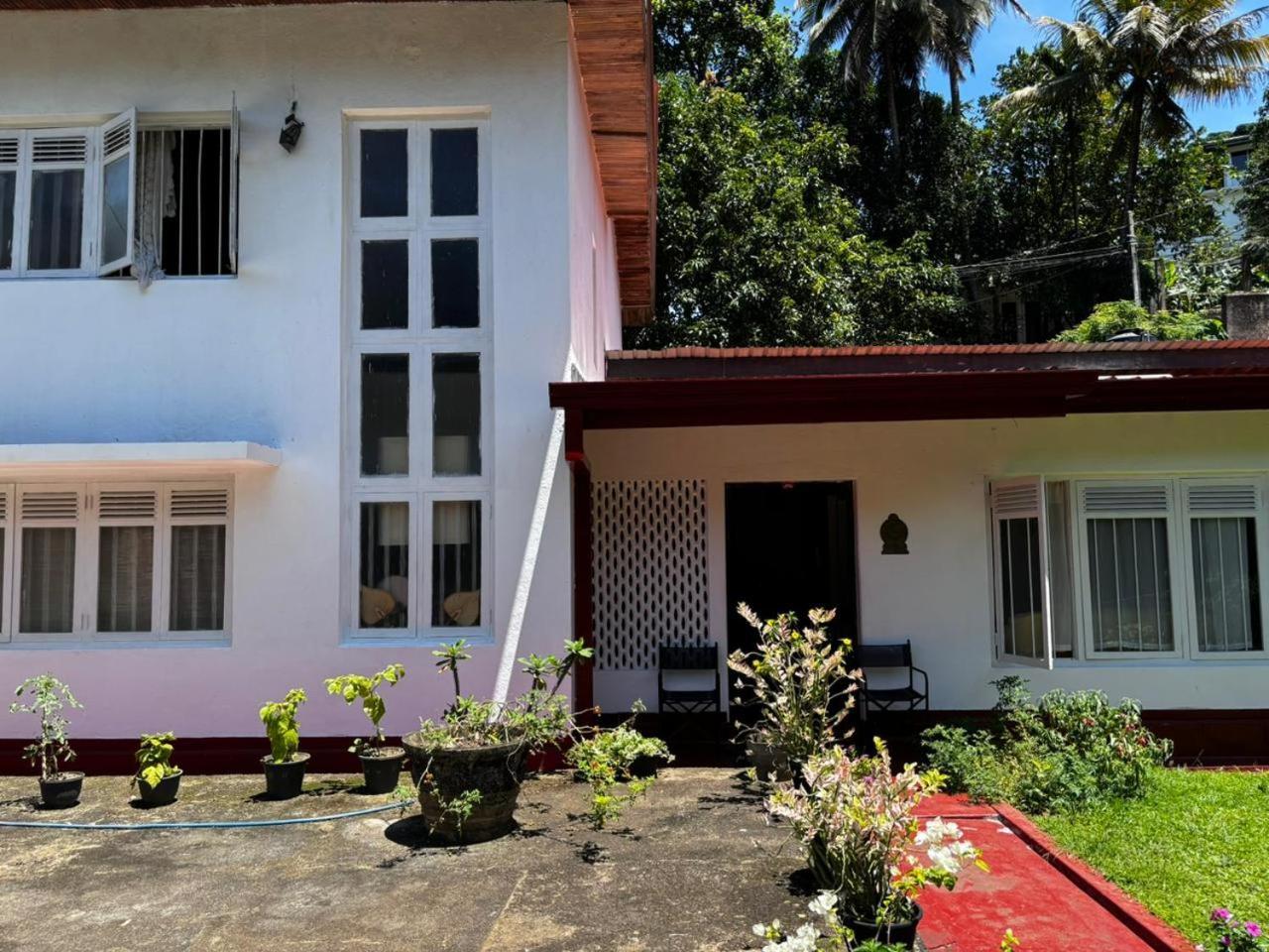 Country house No 06 Veediya Bandara Lane Bahirawakanda *