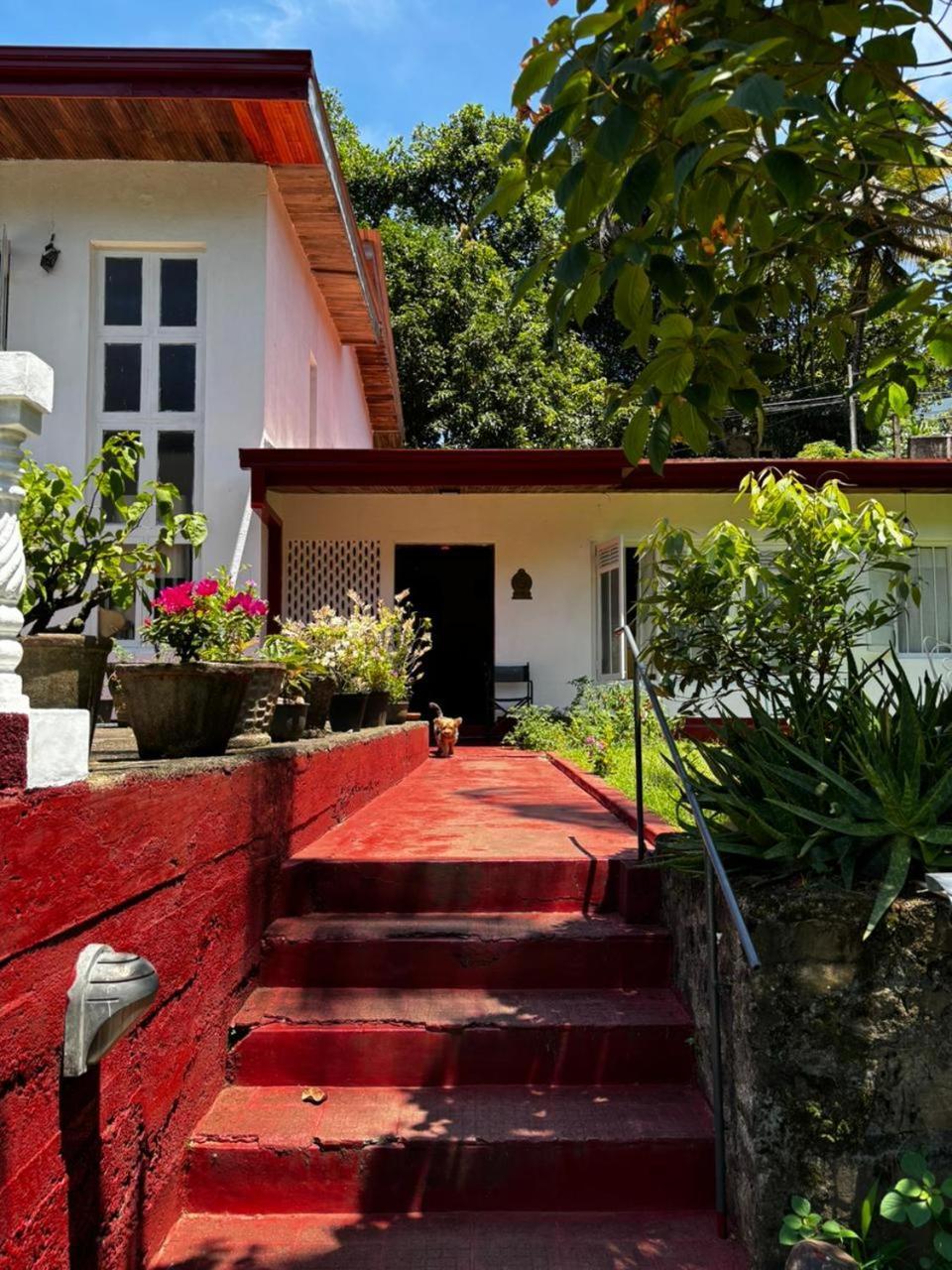 No 06 Veediya Bandara Lane Bahirawakanda Country house *