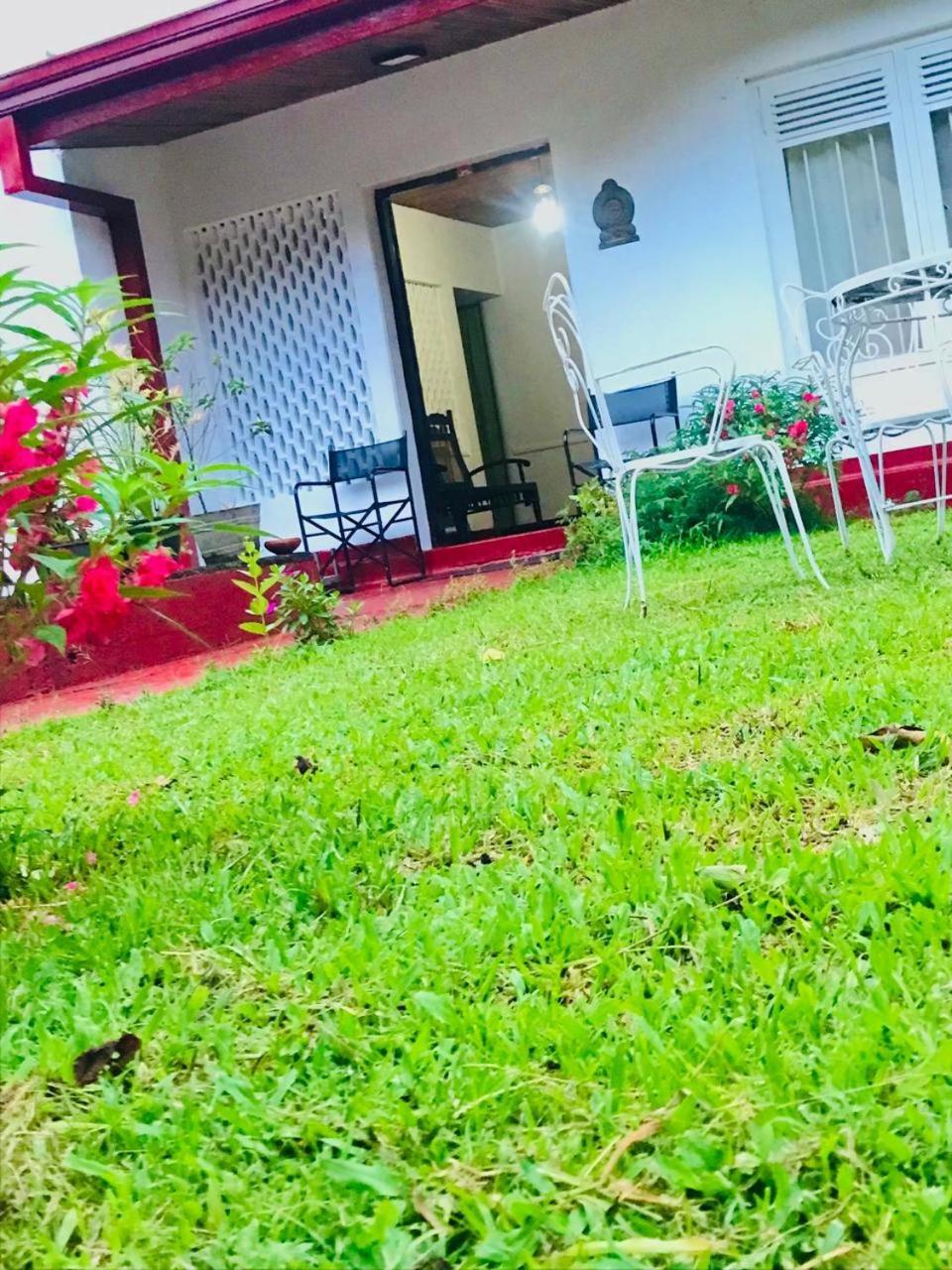 No 06 Veediya Bandara Lane Bahirawakanda Country house *