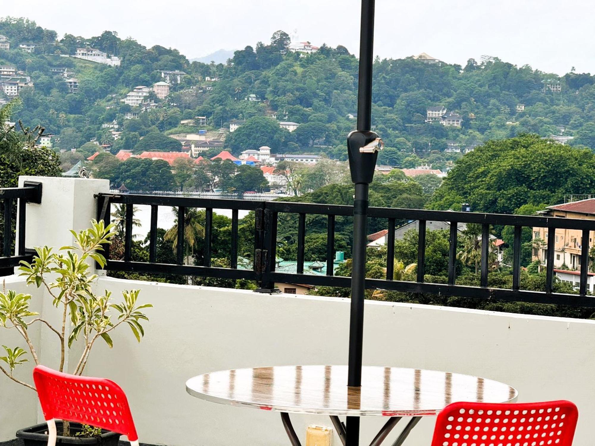Lodge Misty Hills Lakeview Lounge *