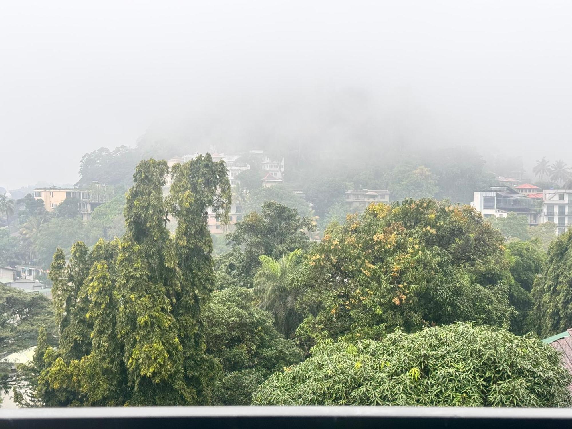 Misty Hills Lakeview Lounge Lodge