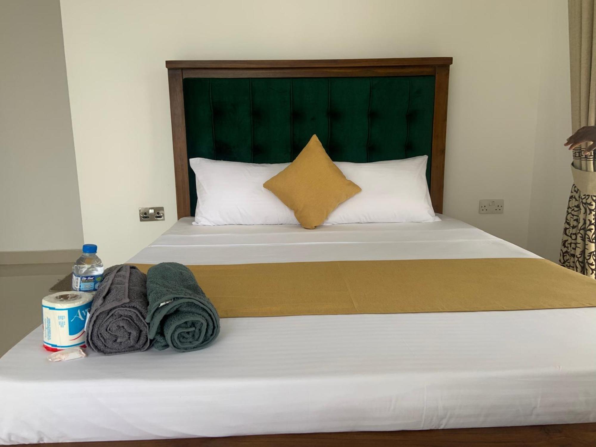 Golden King Bed & Breakfast