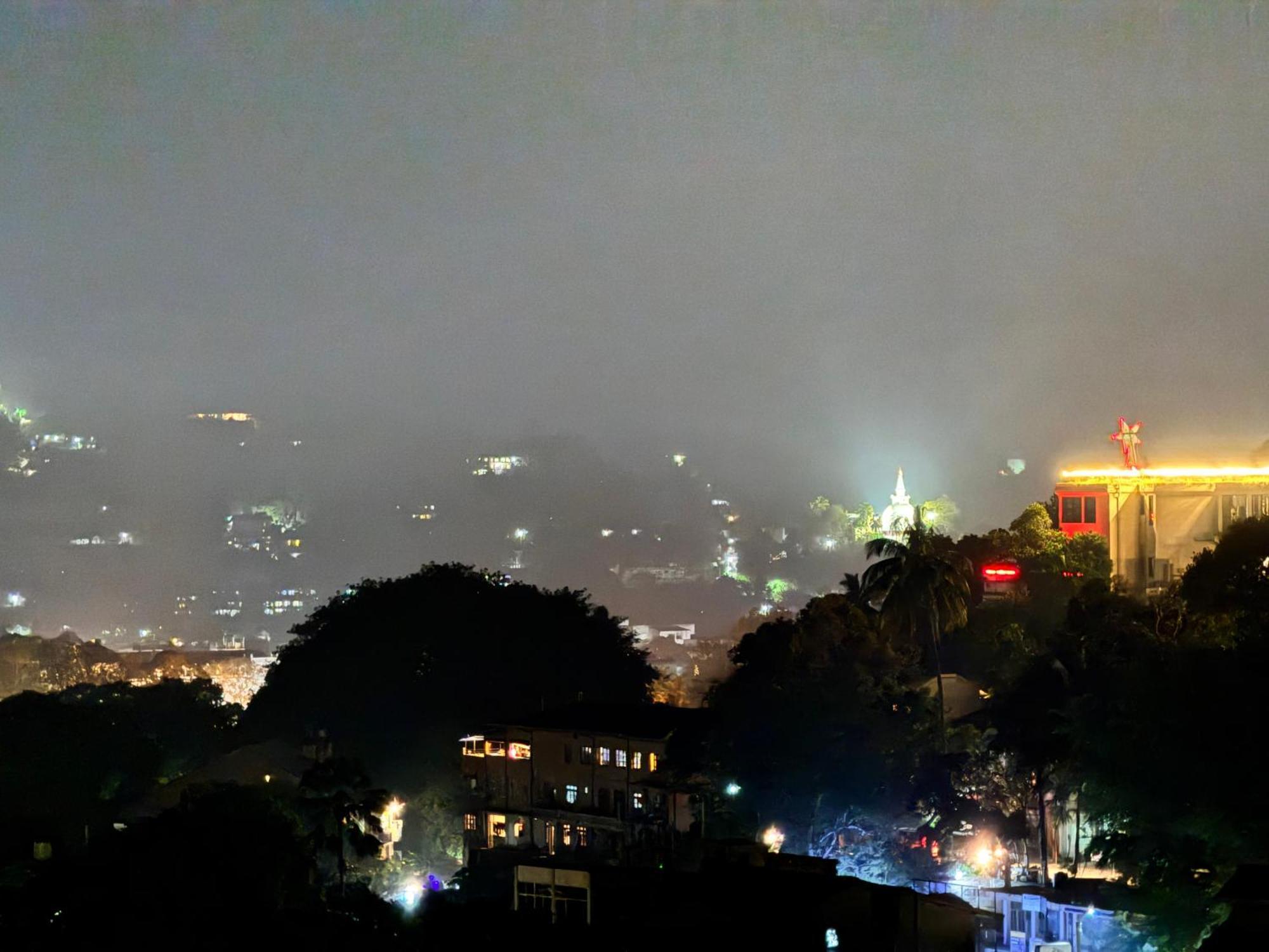 Misty Hills Lakeview Lounge Lodge *