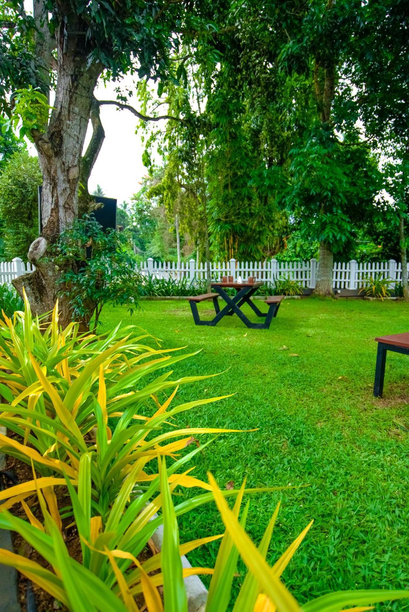 Hotel Water Front - Kandy