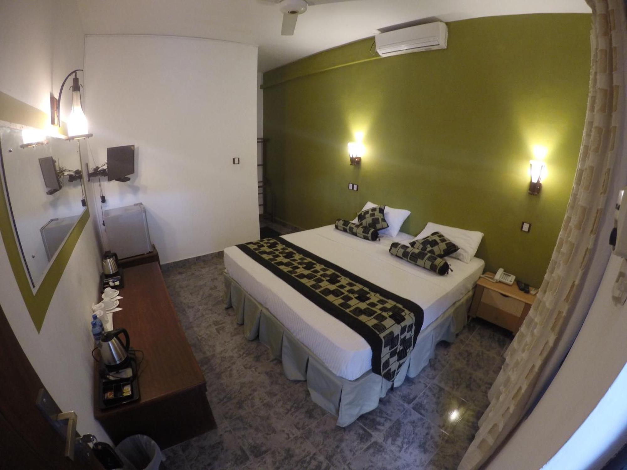 Hotel Sizzlers Hub Kandy