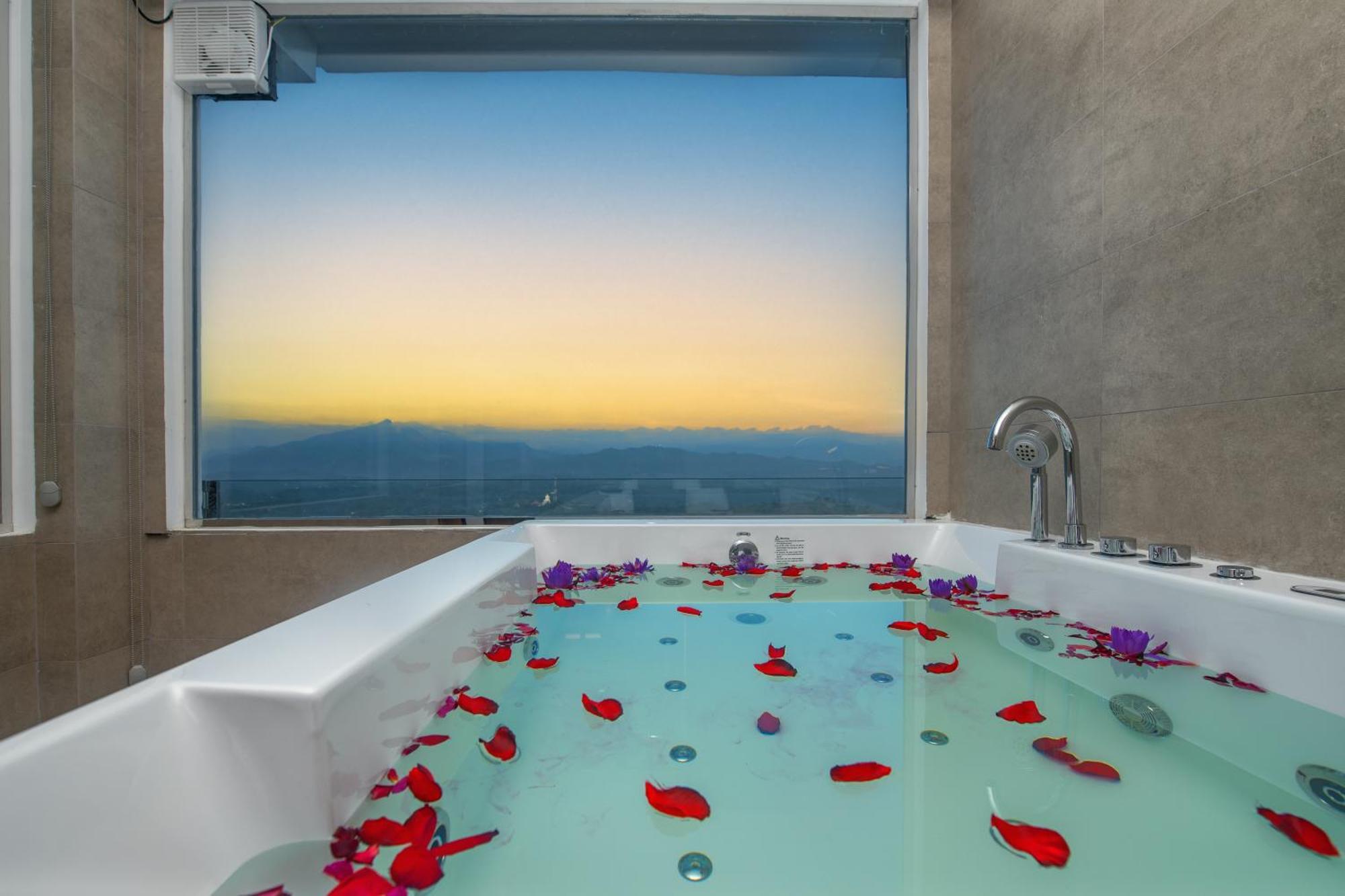Ceyloni Panorama Hotel 3*