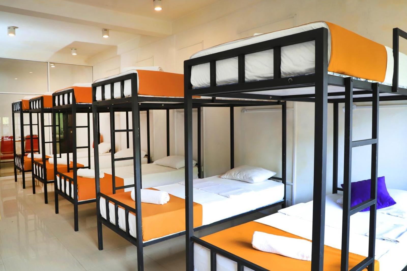 Avion Hostel *