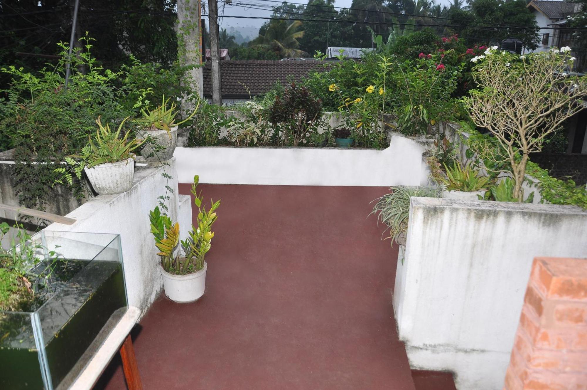 Golden Shower Hotel Kandy