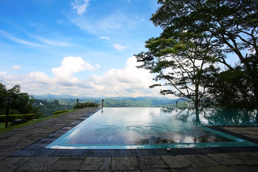 Hotel Randholee &