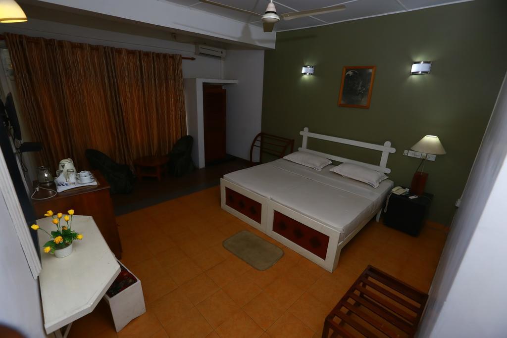 Peradeniya Hotel