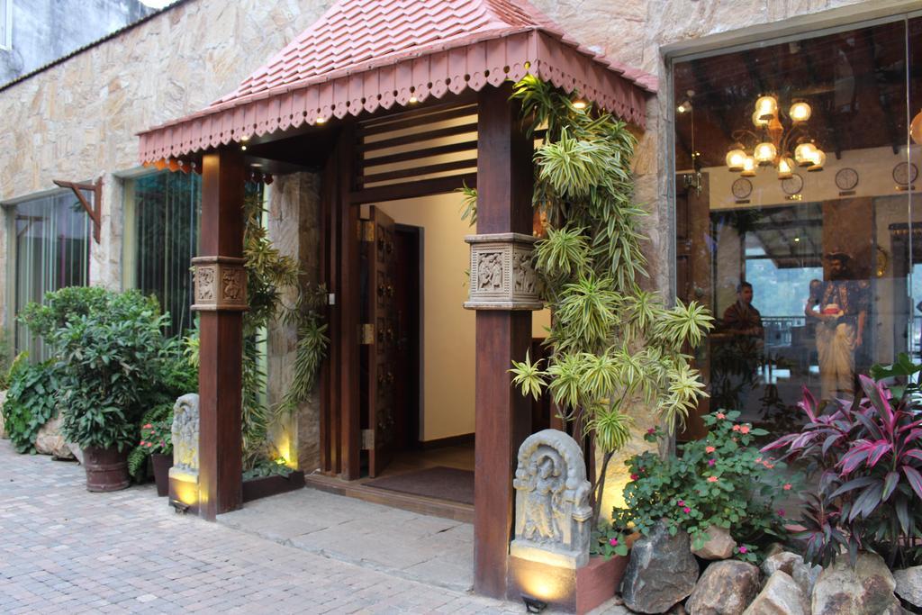 Kandyan Hotel 4*