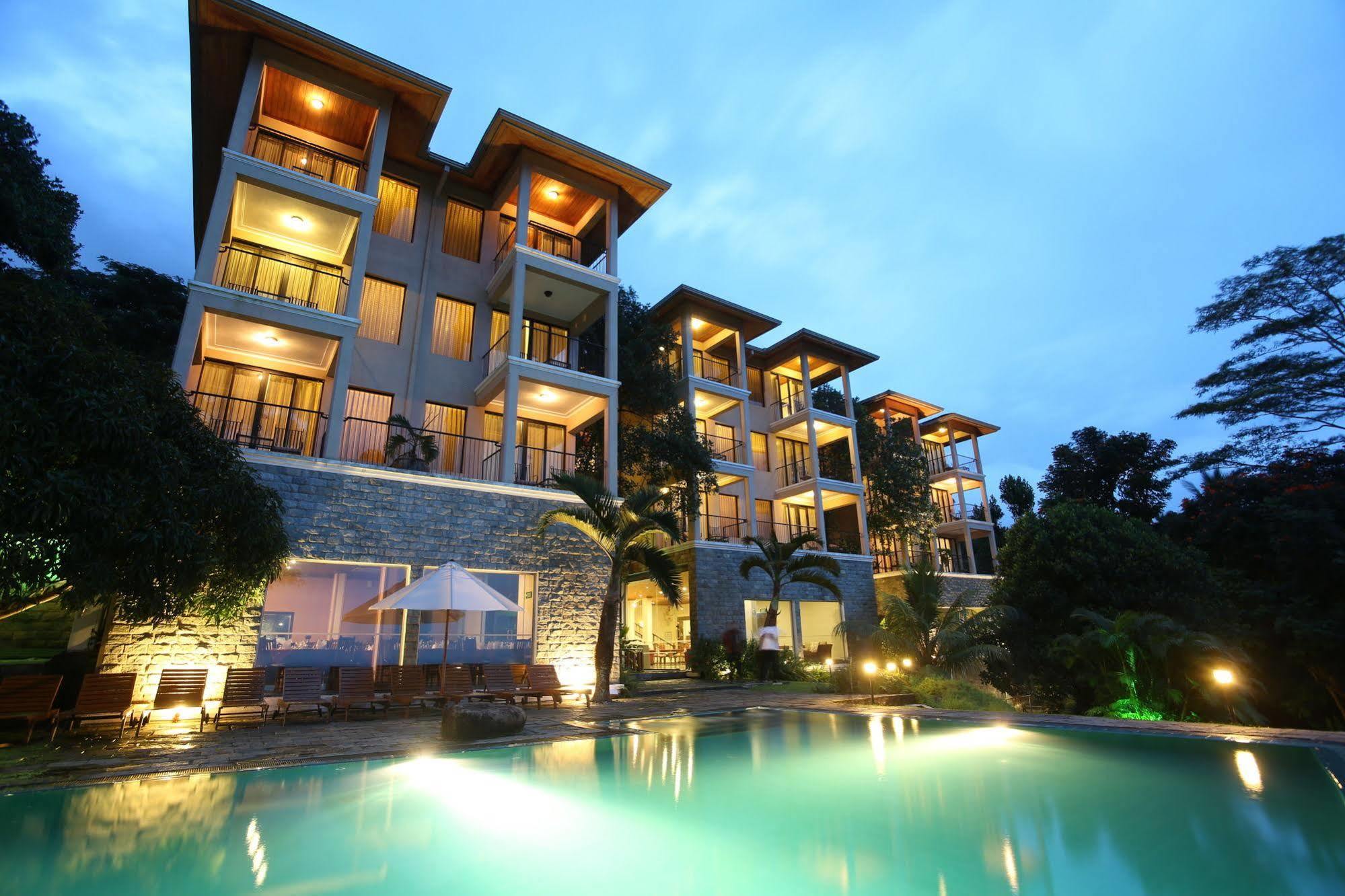 Hotel Randholee &