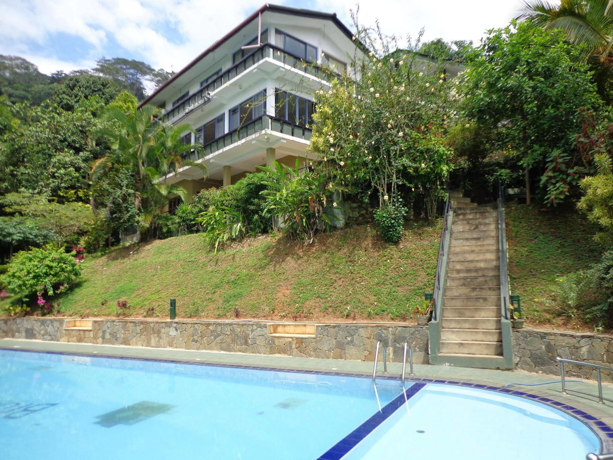 Resort Brookside By Earl's 3*