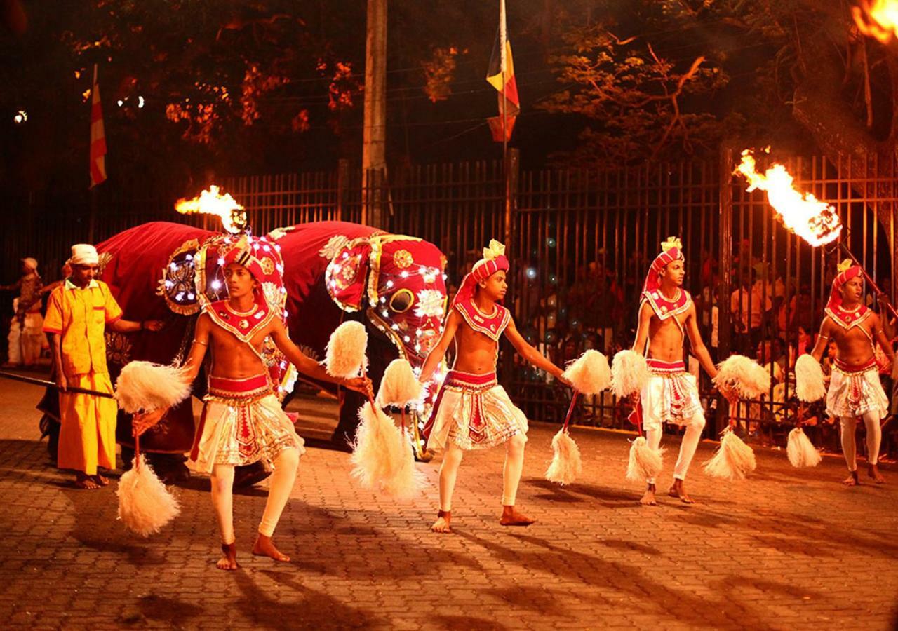 Settle Tourist Kandy