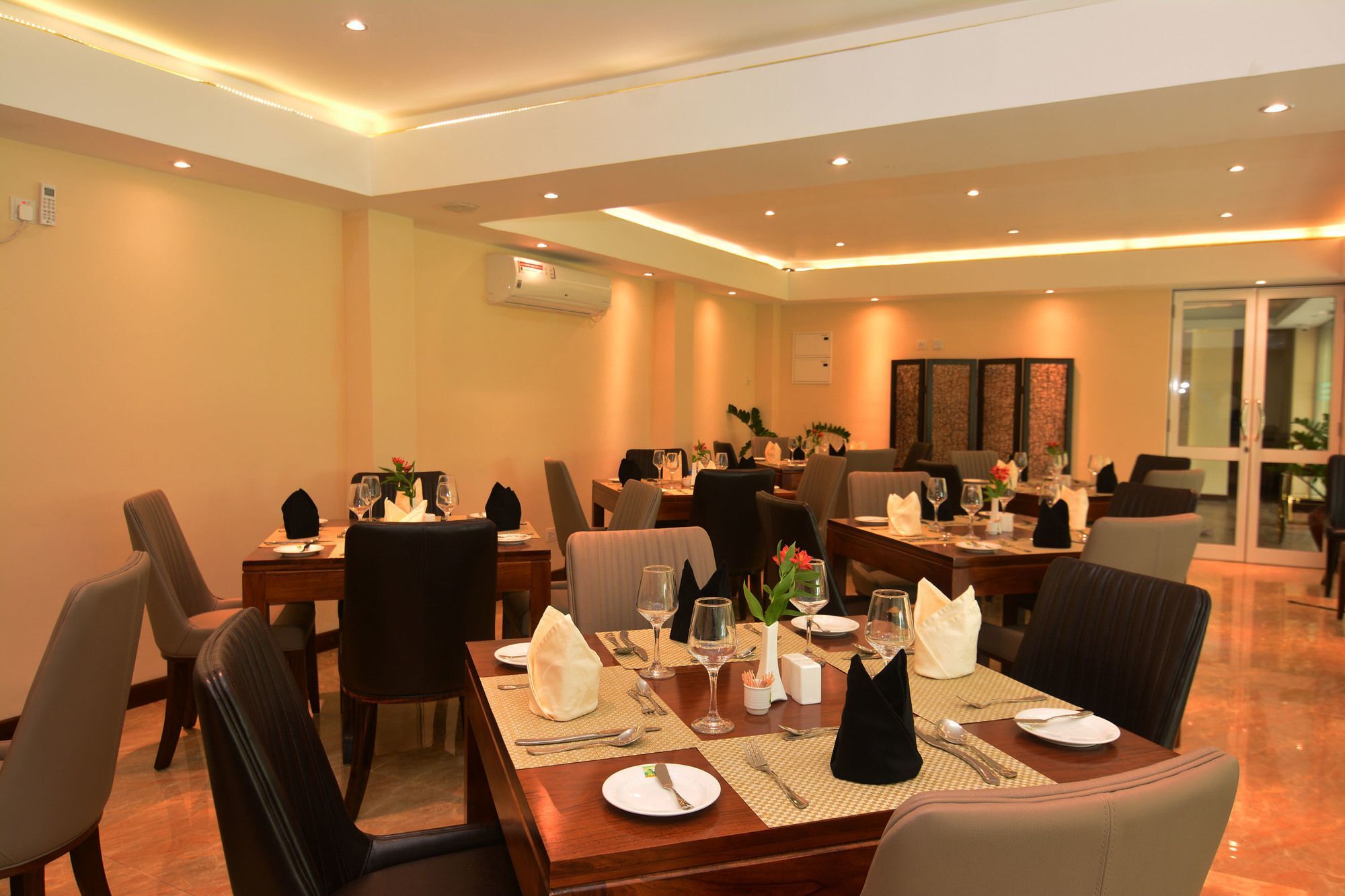 Hotel Grand 103
