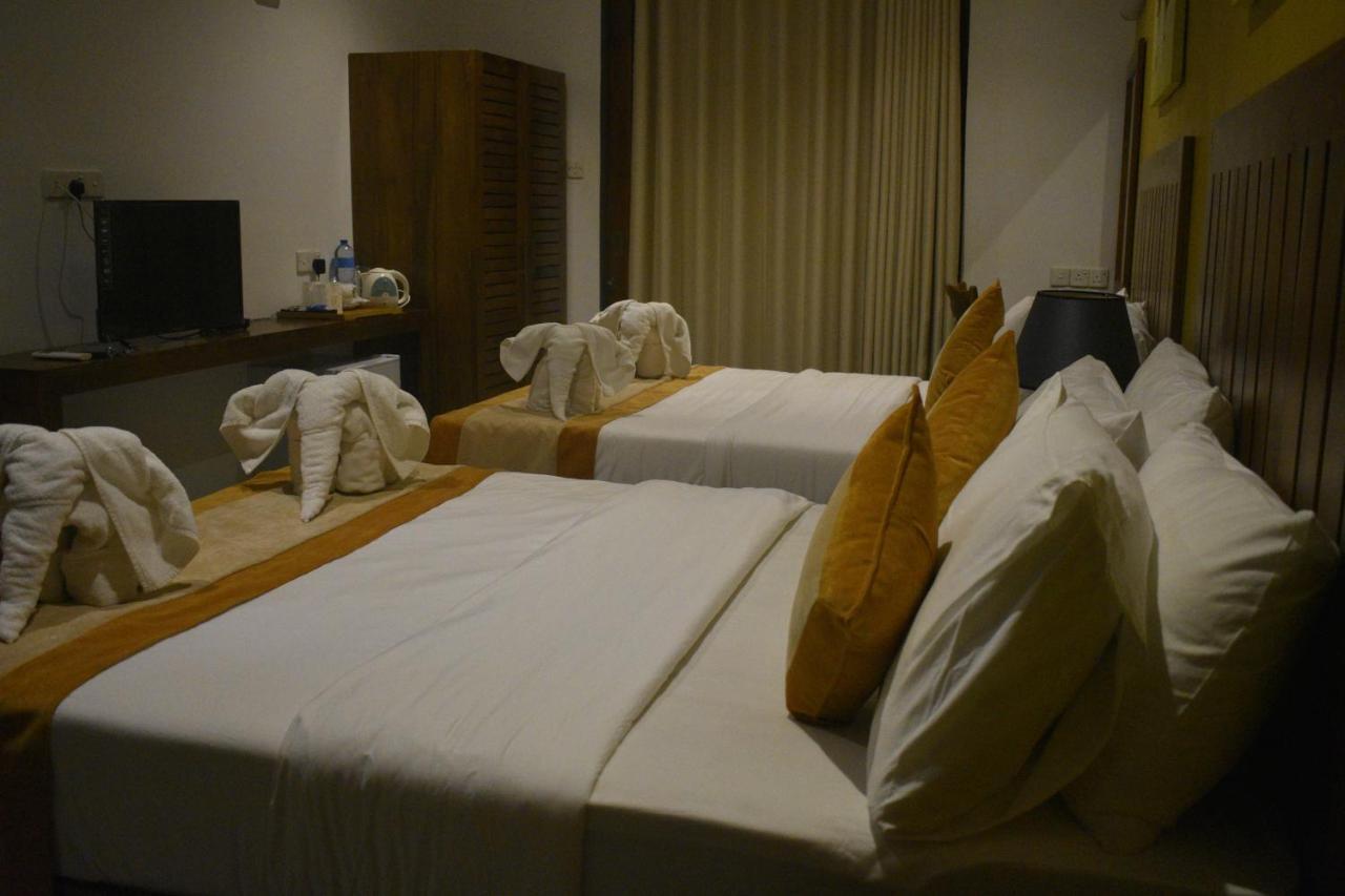 Lotus Hotel *