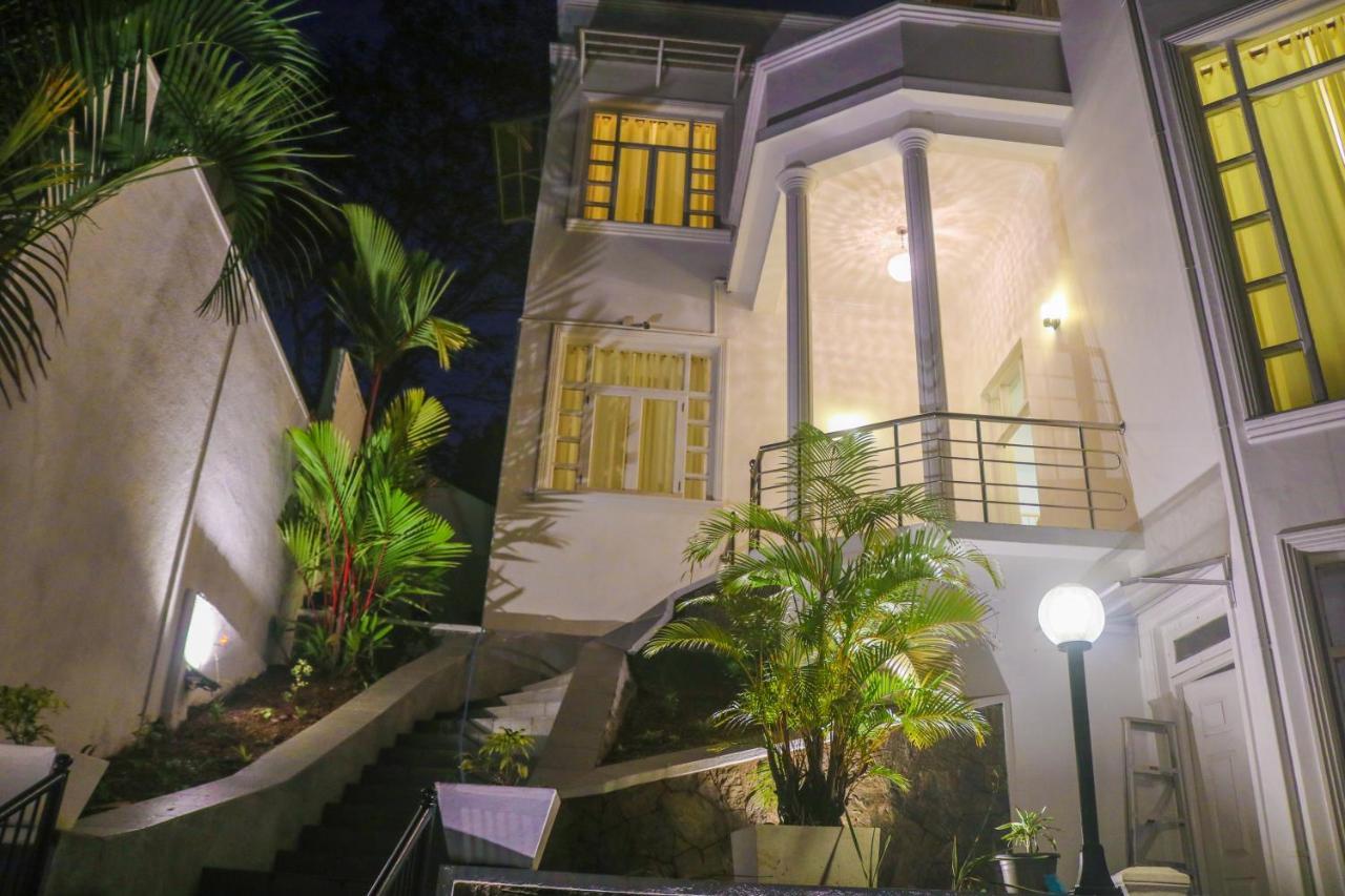 Hotel The White
