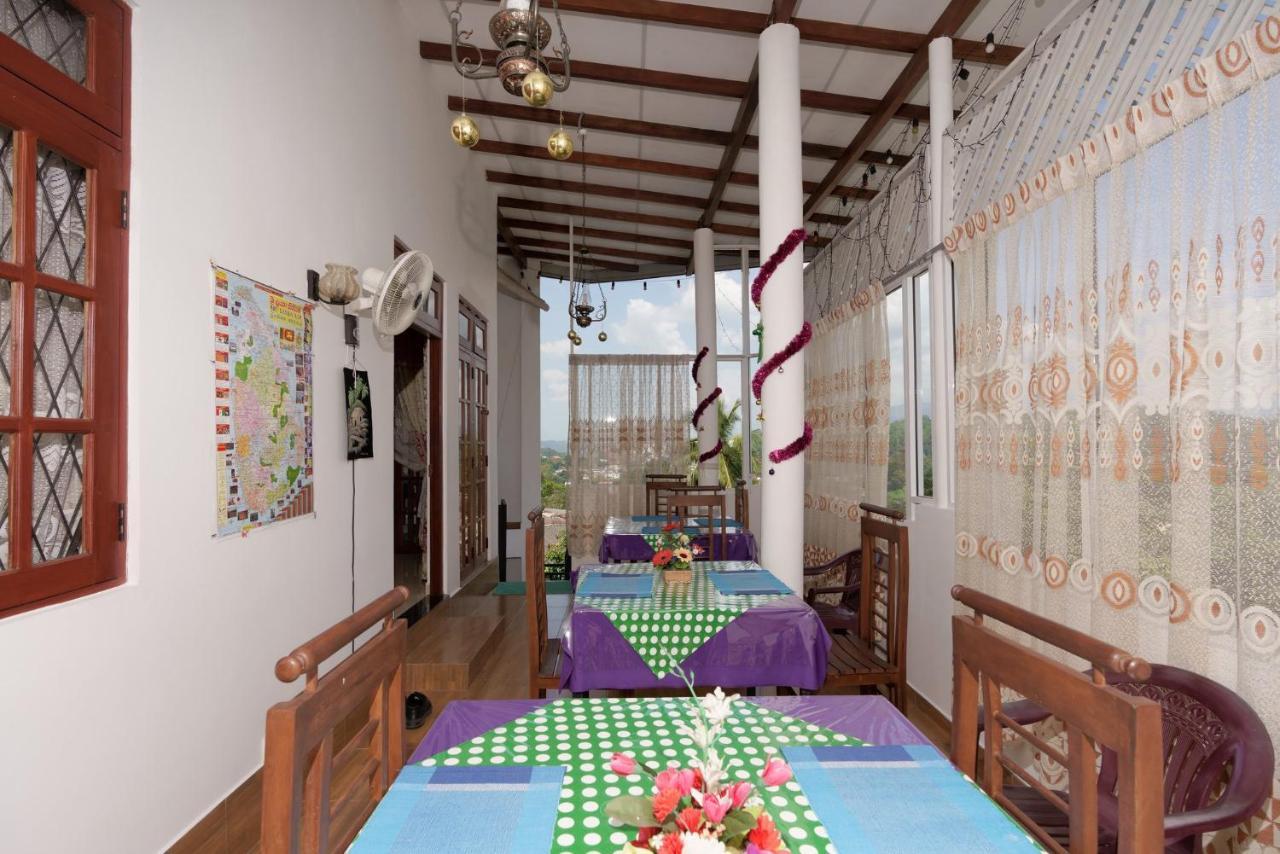 Guest house Kandyan White Homes