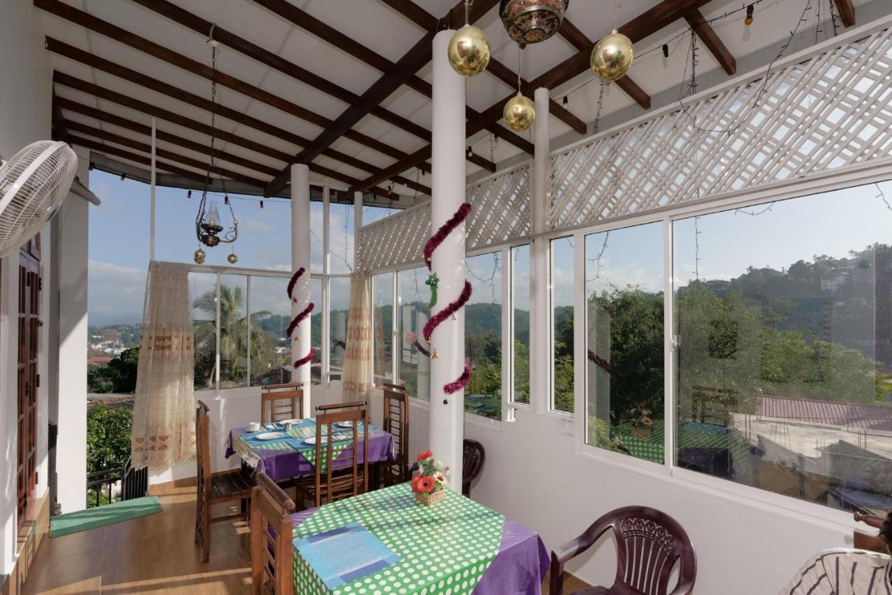 Guest house Kandyan White Homes *