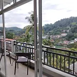 Kandy Lake Edge Villa