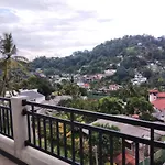 Kandy Lake Edge Villa