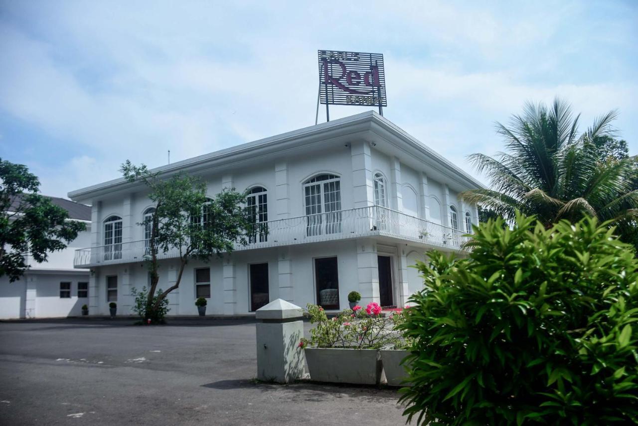 Earl's Red Hotel Kandy