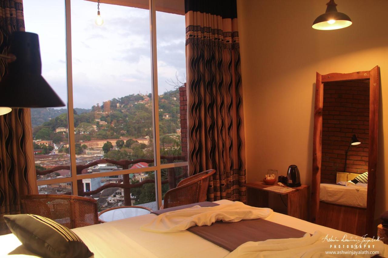 Bed & Breakfast Square Peg *