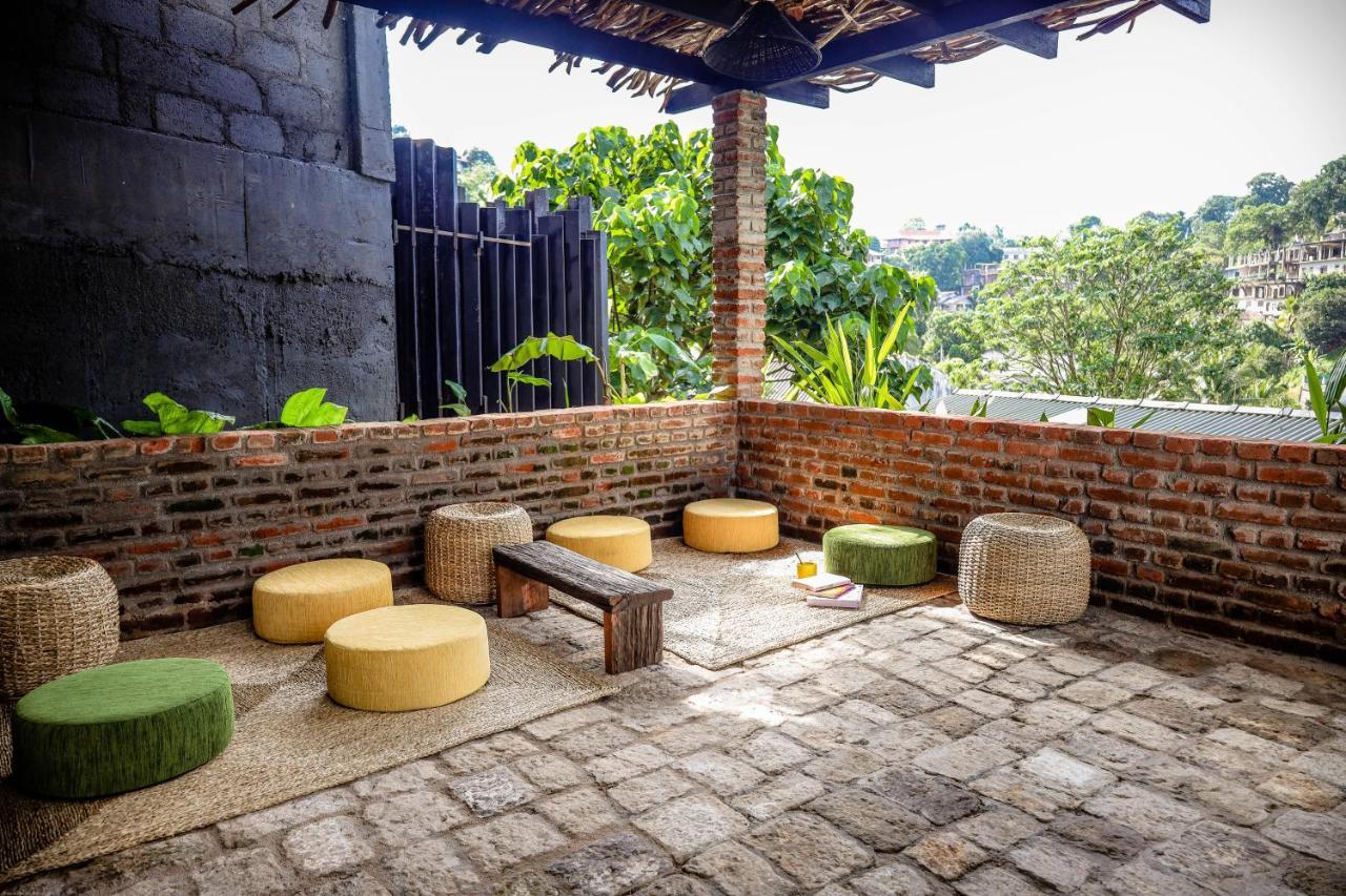 Banana Bunks Hostel *