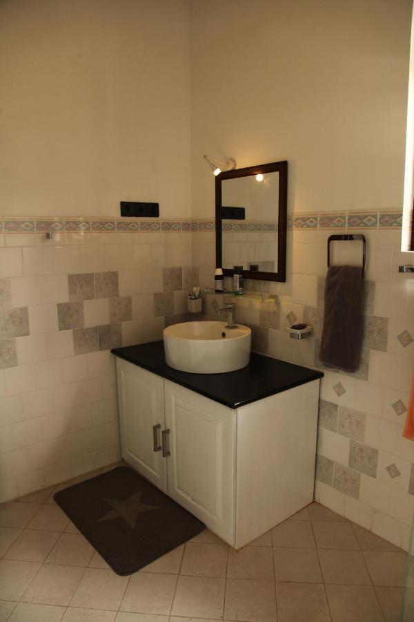Kan̆du Guest house *