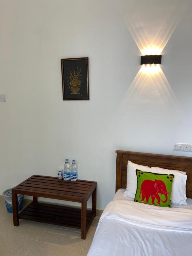 White 3* Kandy
