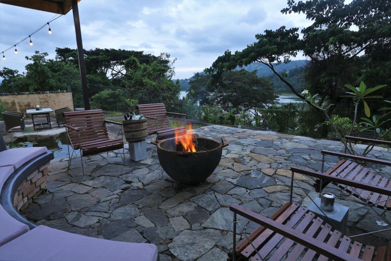 Stone Lodge *