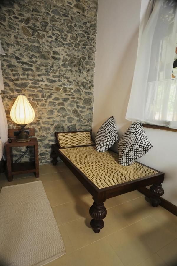Stone Lodge *