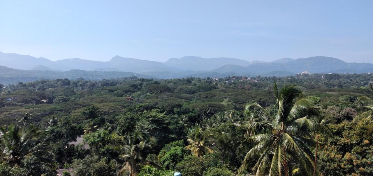 Lanka Hotel *