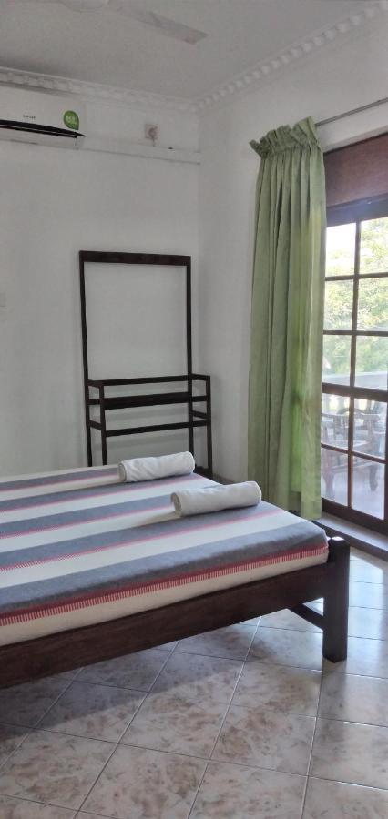 Lanka Hotel *