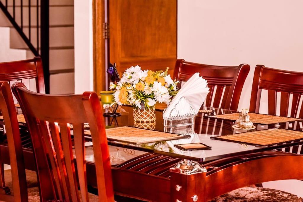 Saru - Upto 6 Guests Kandy