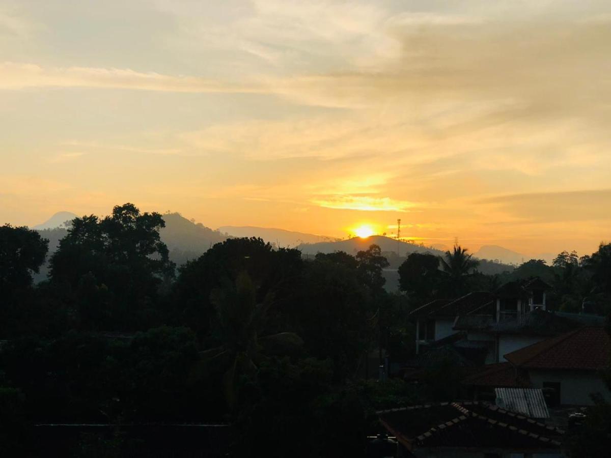 Lanka Hotel *