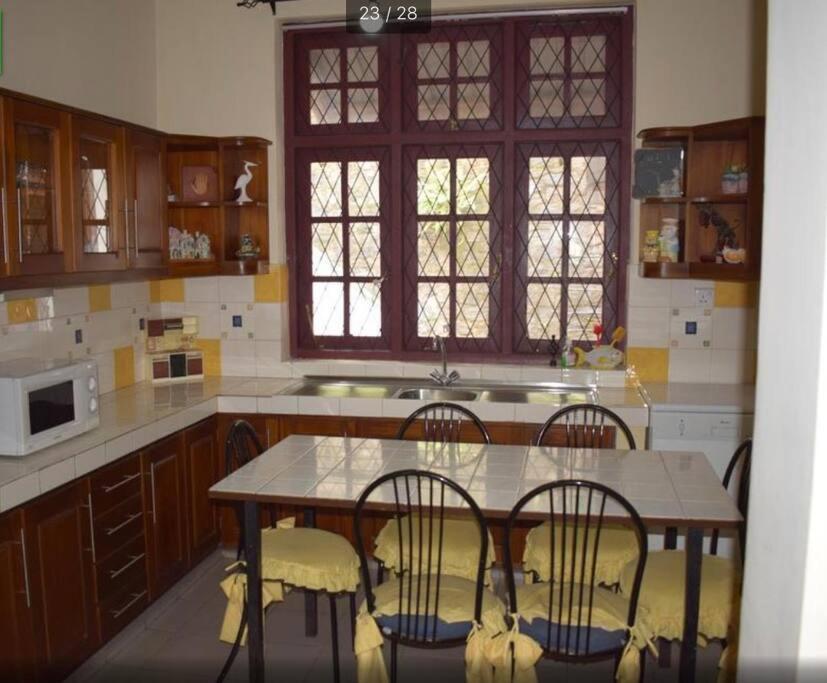 Reverie Hill Bungalow, *