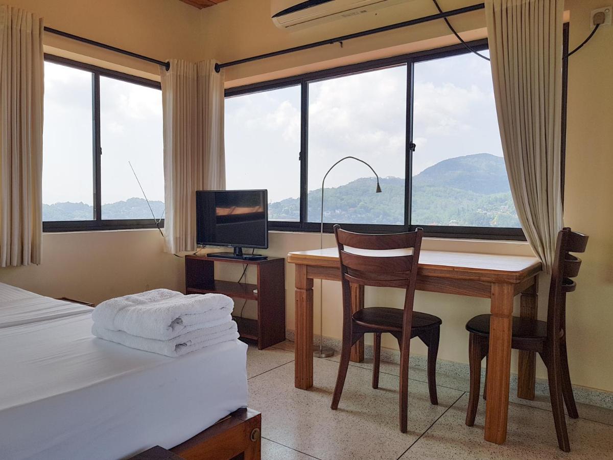 The Views - 360 Mountain View Homestay