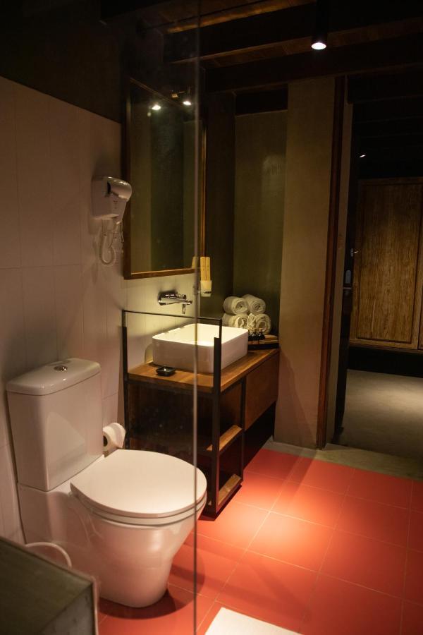Avenue Hotel *