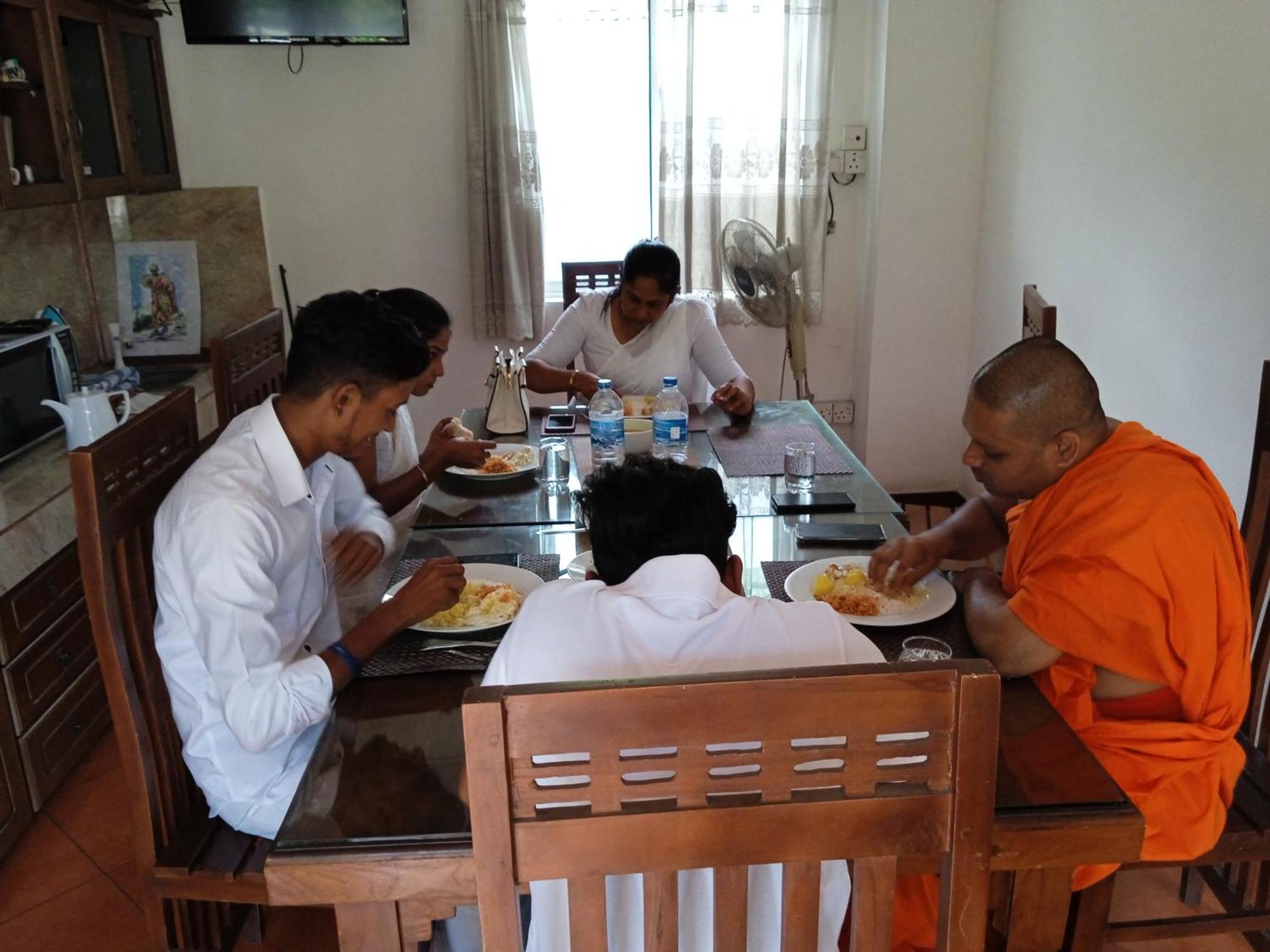 Vino Tourists & Local - 24 Hrs Hotel Kandy